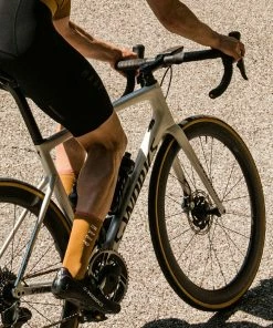 CHAUSSETTES MAAP DASH SOCK DESERT -Vélo Boutique accessories d111111ashsock desert pdp lifestyle 01 desktop