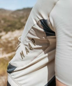 MAILLOT MAAP ALT ROAD JERSEY NATURAL -Vélo Boutique alt road jersey natural pdp lifestyle 01 desktop