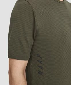 TEE SHIRT MAAP ALT ROAD OLIVE 11 TEE SHIRT MAAP ALT ROAD OLIVE -Vélo Boutique alt roadtee olive pdp specs 02 desktop