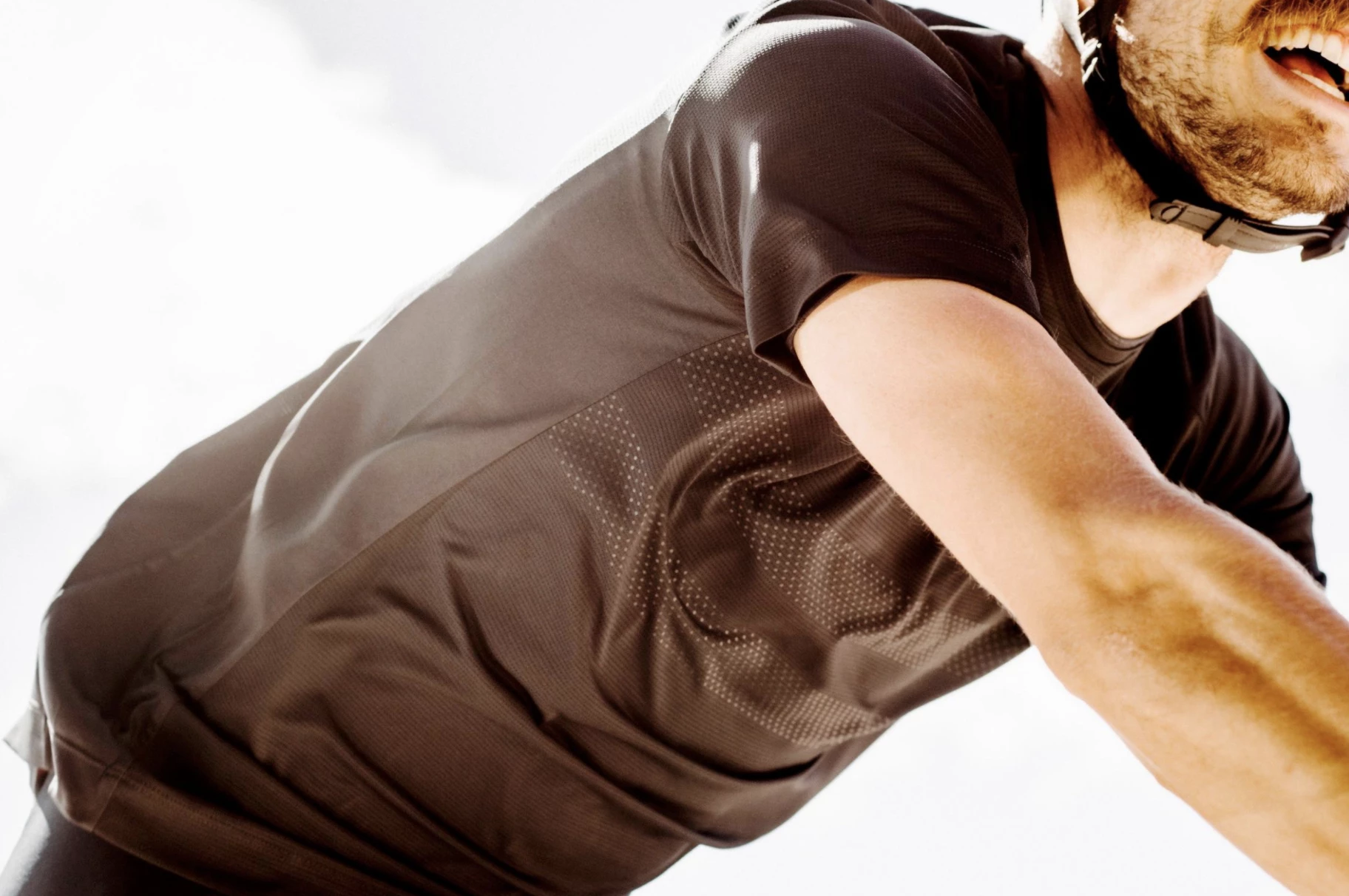 TEE SHIRT RAPHA EXPLORE TECHNICAL NOIR 6 TEE SHIRT RAPHA EXPLORE TECHNICAL NOIR – Image 4