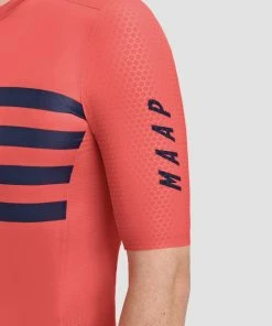 MAILLOT MAAP EMBLED PRO HEX JERSEY GUAVA -Vélo Boutique mens emblem pro hex ss jersey map maj234 guava pdp additional images 01 desktop