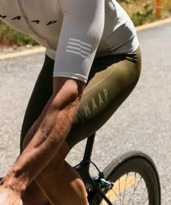 CUISSARD MAAP TEAM BIB OLIVE DRAB 11 CUISSARD MAAP TEAM BIB OLIVE DRAB -Vélo Boutique mensteambibevomap mab112 olvdrbolivedrab pdp lifestyle 01 desktop